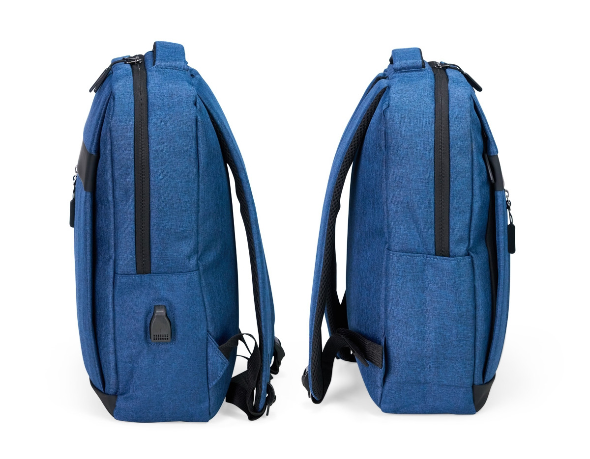 Mochila em nylon Oxford impermeável com detalhes em couro sintético, capacidade para até 14 litros, fechamento em zíper com puxadores em plástico e nylon. Possui compartimento interno com bolsos de tamanhos variados e divisória para notebooks de até 15,6 polegadas. Apresenta dois compartimentos frontais com abertura lateral, além de entrada para cabo USB e bolso lateral aberto. Dispõe também de alça de mão em poliéster reforçado e duas alças para as costas com revestimento em espuma respirável.