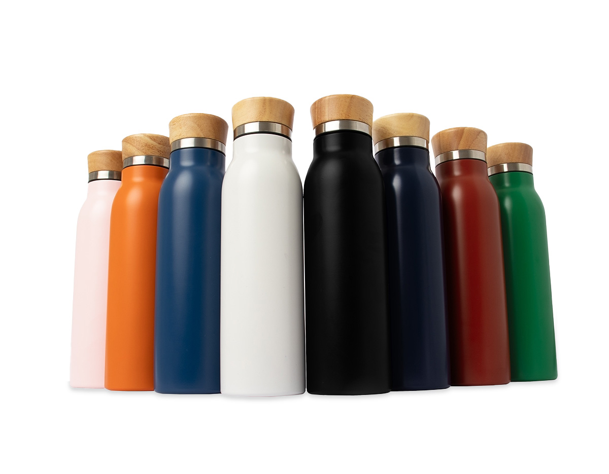 Garrafa térmica feita em inox com pintura em spray, tampa rosqueável em bambu e capacidade máxima de 600ml. Possui estrutura de parede dupla e isolamento a vácuo, permitindo manter a temperatura de líquidos por mais tempo.
