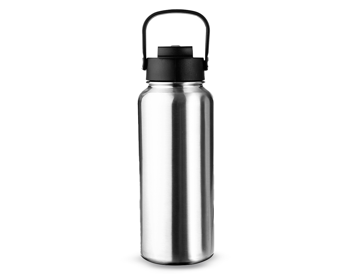 Garrafa térmica em inox com capacidade de até 950ml. Conta com estrutura de parede dupla e vedação a vácuo, permitindo a conservação da temperatura de líquidos por mais tempo. Dispõe de tampa plástica com trava de proteção para o bocal, bico flip, canudo removível e alça para transporte.