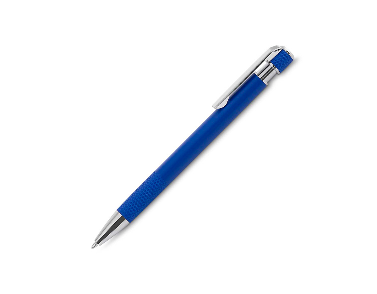 Caneta esferográfica em alumínio reciclado, com acionador e clipe cromado, escrita suave em tinta azul. Refil substituível tipo Parker garante durabilidade. Design elegante e sustentável, ideal como brinde corporativo que reforça sua marca com estilo e responsabilidade ambiental.