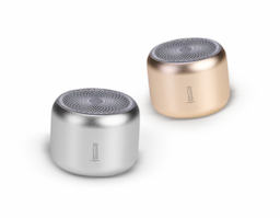 Caixa de som com estrutura em metal e plástico. Possui base emborrachada com botão liga/desliga, conexão Bluetooth 5.0, autonomia de reprodução estimada de até 2 horas e meia e entrada USB-C para carregamento. Acompanha cordão de nylon e cabo USB-C.