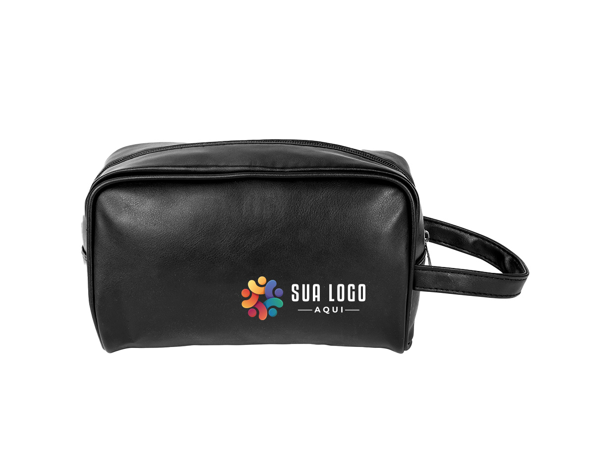 Nécessaire confeccionada em poliuretano (PU) liso impermeável, material que oferece resistência, fácil manutenção e acabamento uniforme. Possui fechamento em zíper que garante segurança no armazenamento de itens pessoais, cosméticos ou acessórios. A alça lateral facilita o transporte e o manuseio em diferentes contextos, como viagens, academia ou rotina profissional. Seu design minimalista valoriza a aplicação de marca de forma discreta e elegante. Um brinde corporativo funcional, durável e de ampla aceitação, pensado para integrar-se naturalmente ao dia a dia do usuário.