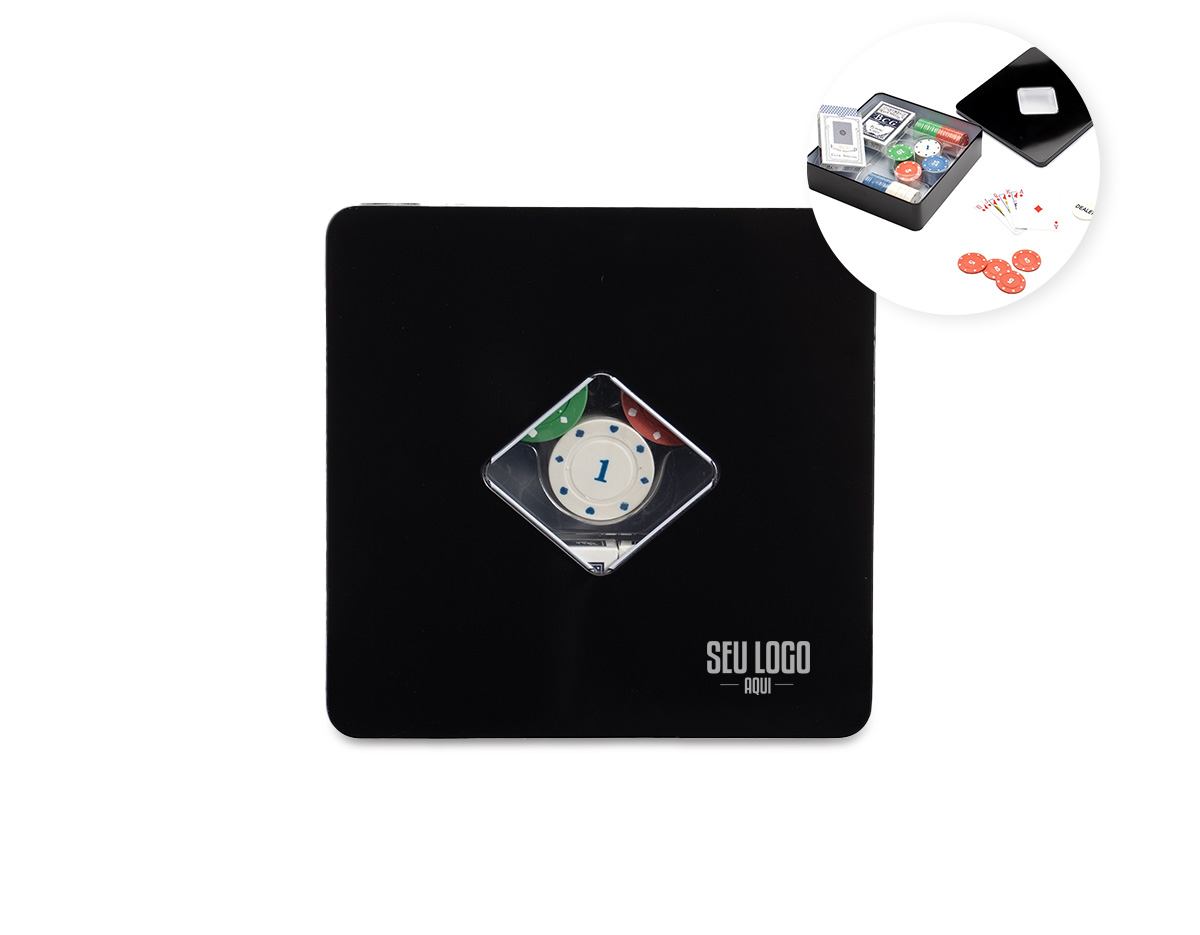 Kit poker formado por dois baralhos completos, com 54 cartas cada, além de uma ficha de dealer e cerca de 100 fichas coloridas, distribuídas em quatro cores com 25 unidades cada. Acompanha um estojo metálico para guardar os itens do conjunto.