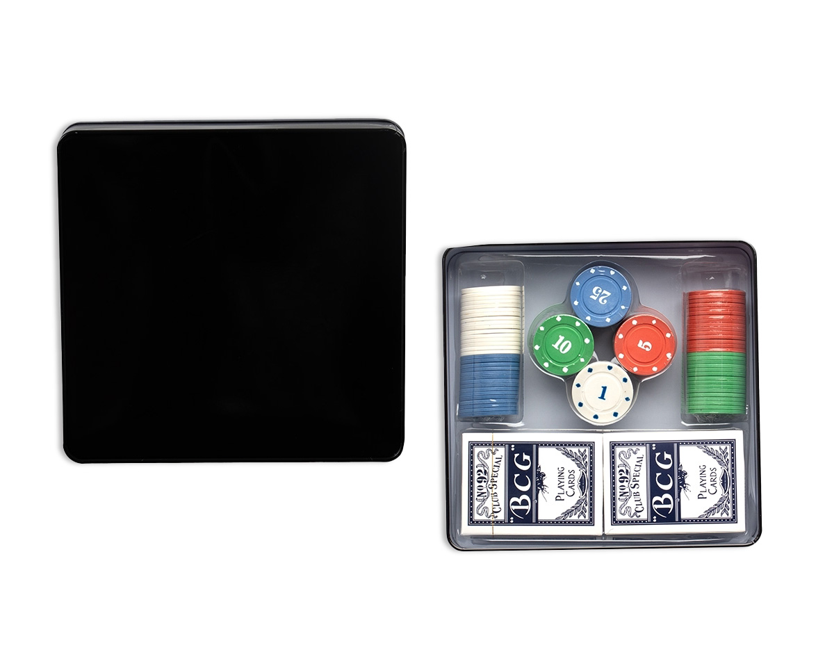 Kit poker formado por dois baralhos completos, com 54 cartas cada, além de uma ficha de dealer e cerca de 100 fichas coloridas, distribuídas em quatro cores com 25 unidades cada. Acompanha um estojo metálico para guardar os itens do conjunto.