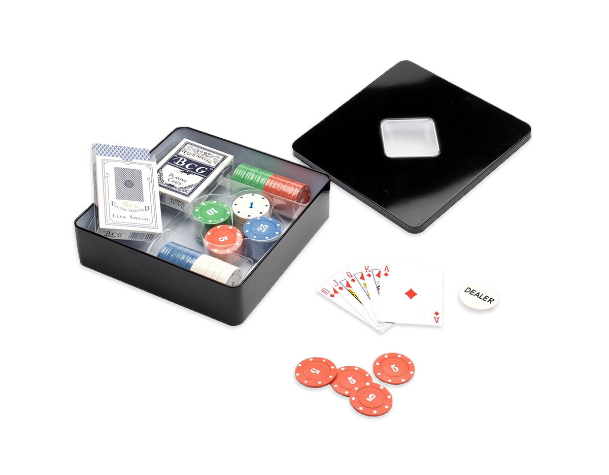 Kit poker formado por dois baralhos completos, com 54 cartas cada, além de uma ficha de dealer e cerca de 100 fichas coloridas, distribuídas em quatro cores com 25 unidades cada. Acompanha um estojo metálico para guardar os itens do conjunto.