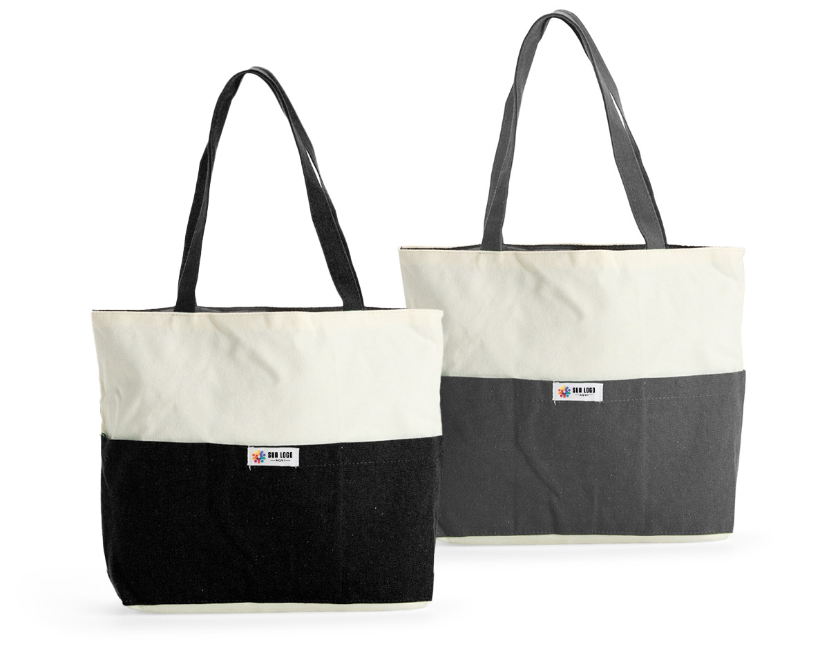 Sacola confeccionada em lona 356g/m² com revestimento interno em poliéster, bolso frontal aberto e duas alças com costura interna.