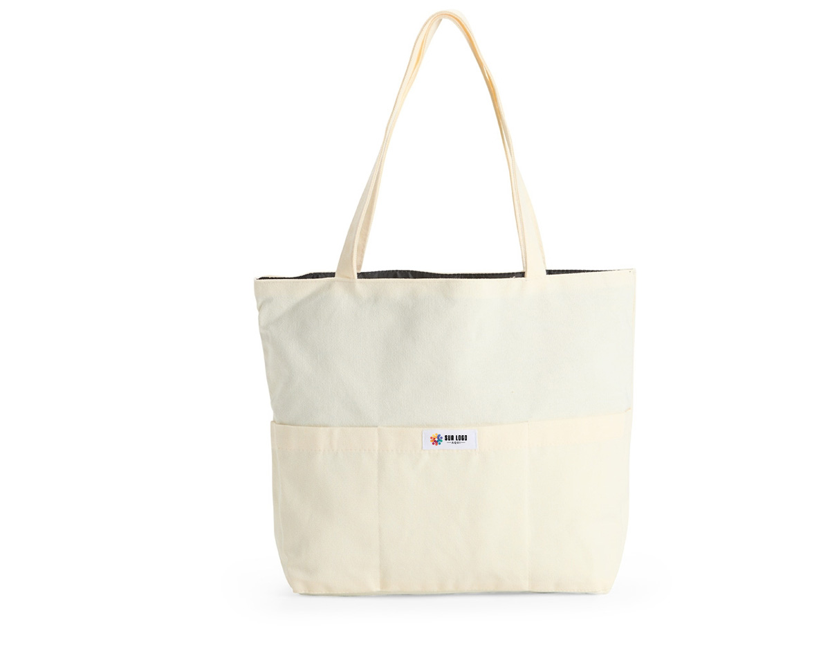 Sacola confeccionada em lona 356g/m² com revestimento interno em poliéster, bolso frontal aberto e duas alças com costura interna.