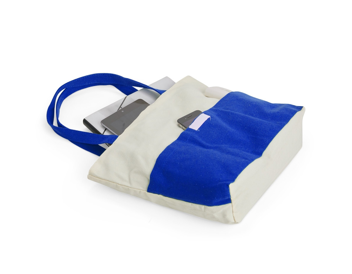 Sacola confeccionada em lona 356g/m² com revestimento interno em poliéster, bolso frontal aberto e duas alças com costura interna.