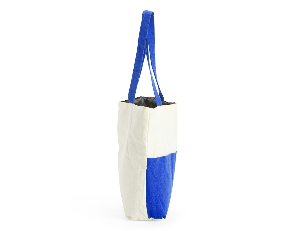 Sacola confeccionada em lona 356g/m² com revestimento interno em poliéster, bolso frontal aberto e duas alças com costura interna.