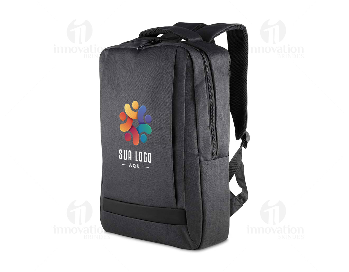 Mochila confeccionada em tecido externo de poliéster 300D com detalhe em PU e tecido interno em poliéster 210D, com capacidade total de 13,5 litros. Possui bolso frontal com fechamento em zíper, dois bolsos laterais e compartimento interno para notebook de até 15,6”.