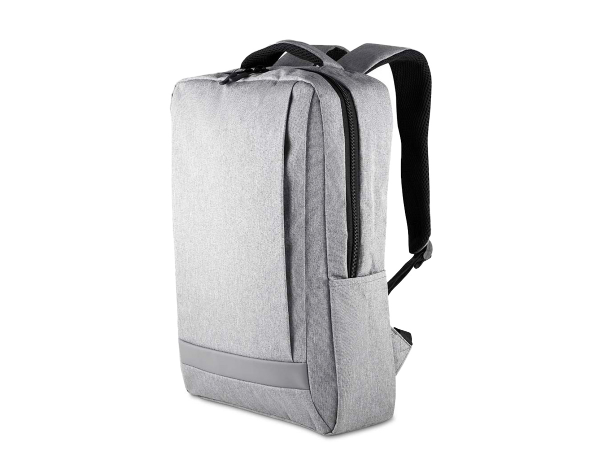 Mochila confeccionada em tecido externo de poliéster 300D com detalhe em PU e tecido interno em poliéster 210D, com capacidade total de 13,5 litros. Possui bolso frontal com fechamento em zíper, dois bolsos laterais e compartimento interno para notebook de até 15,6”.