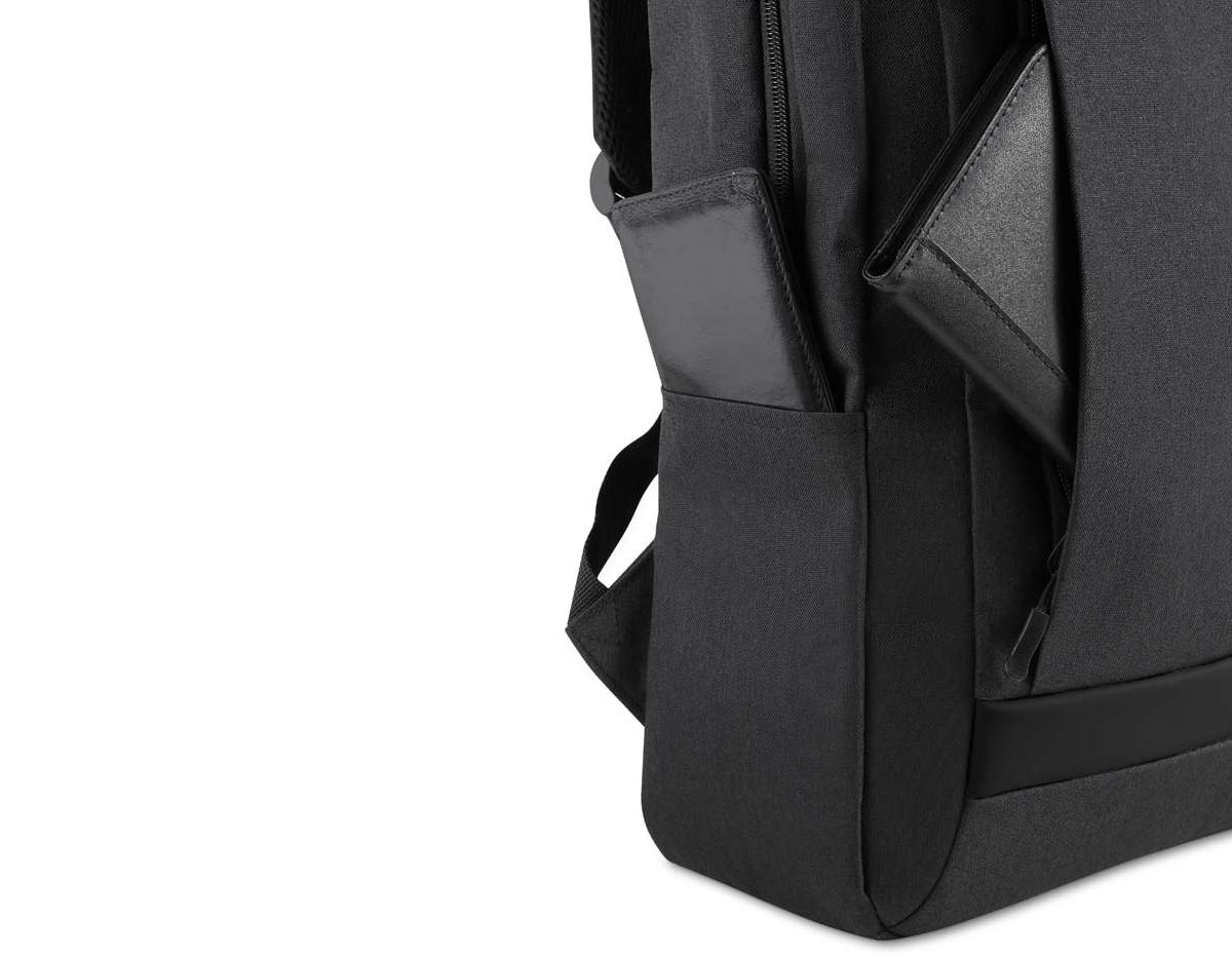 Mochila confeccionada em tecido externo de poliéster 300D com detalhe em PU e tecido interno em poliéster 210D, com capacidade total de 13,5 litros. Possui bolso frontal com fechamento em zíper, dois bolsos laterais e compartimento interno para notebook de até 15,6”.