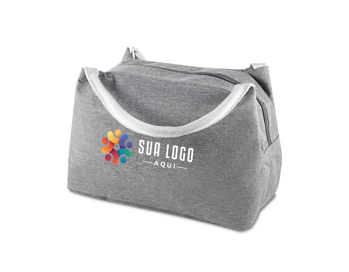 Bolsa térmica costurada, produzida em poliéster 300D na parte externa e alumínio com manta térmica no interior. Modelo sem solda, puxador de zíper em formato de colher, com capacidade para 7 litros.