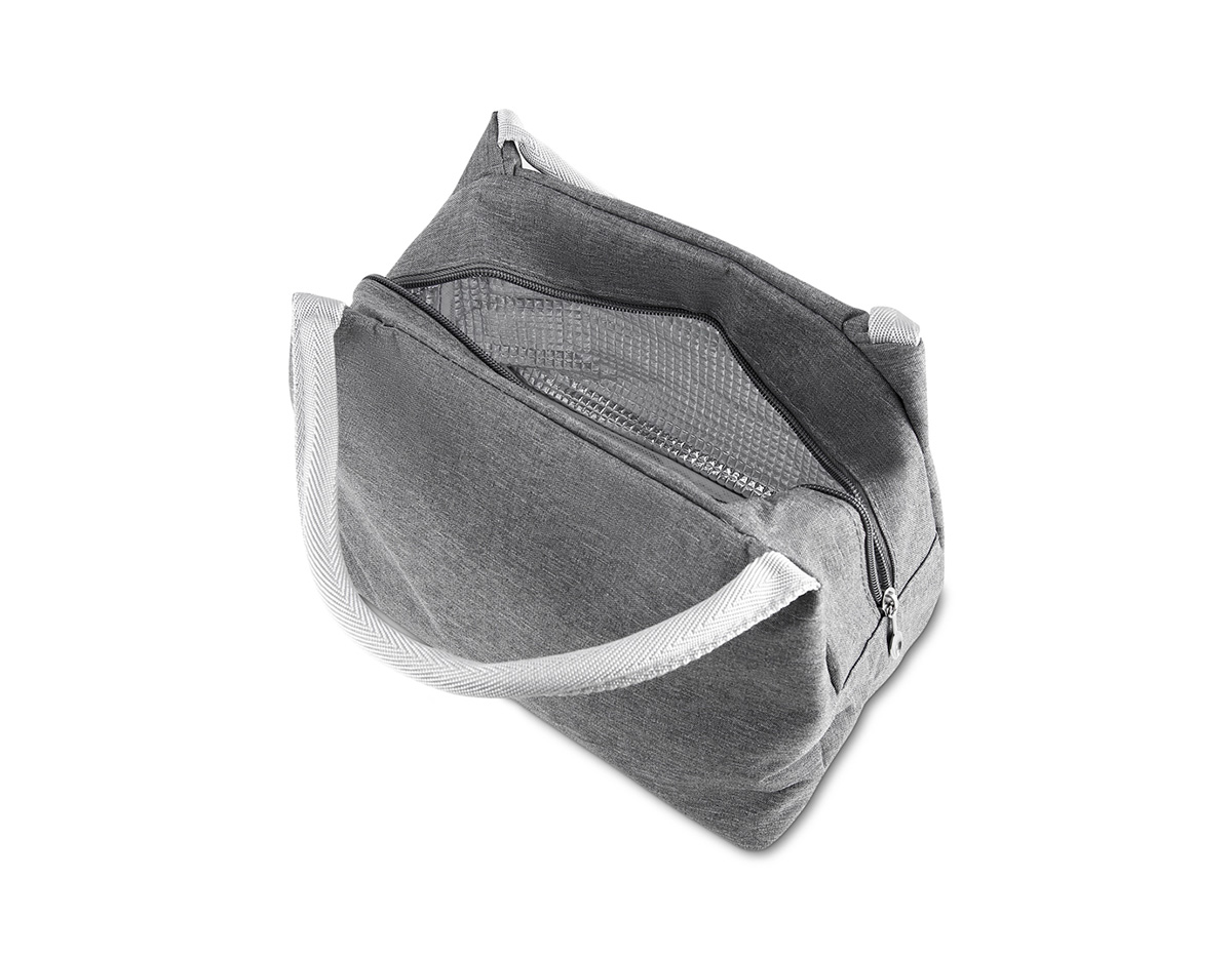 Bolsa térmica costurada, produzida em poliéster 300D na parte externa e alumínio com manta térmica no interior. Modelo sem solda, puxador de zíper em formato de colher, com capacidade para 7 litros.