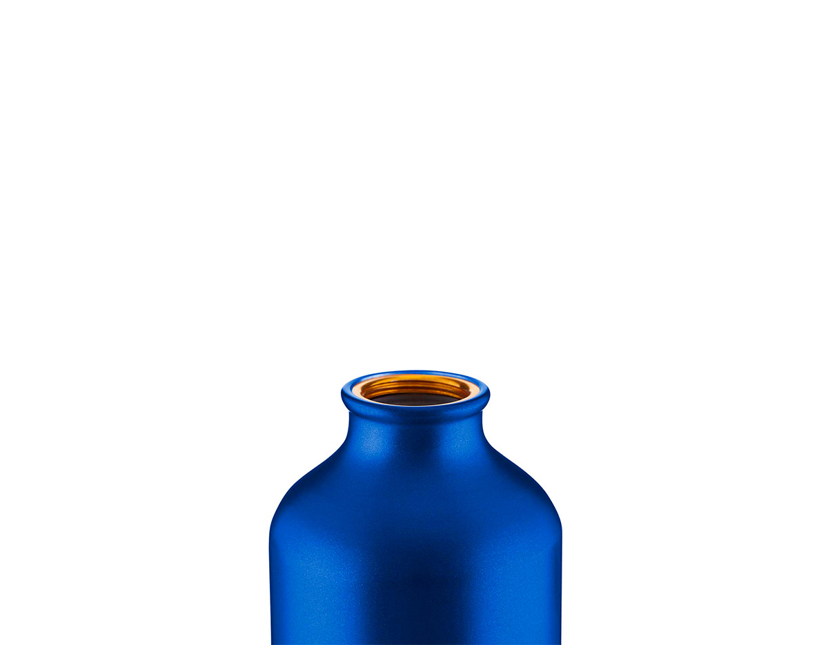 Garrafa em alumínio com capacidade para até 550ml com acabamento mate. Possui tampa rosqueável em plástico e mosquetão metálico acoplado à tampa para transporte.