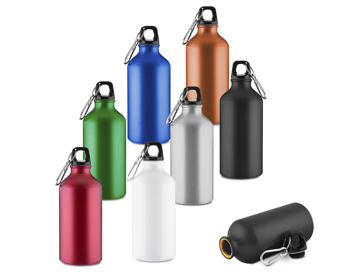 Garrafa em alumínio com capacidade para até 550ml com acabamento mate. Possui tampa rosqueável em plástico e mosquetão metálico acoplado à tampa para transporte.
