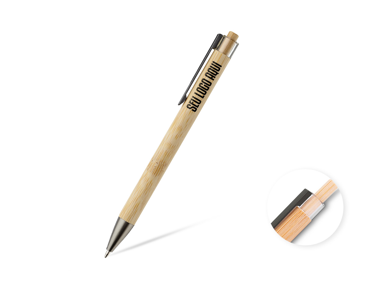 Caneta com corpo e acionador em bambu, que reforça o apelo sustentável do produto. Possui detalhe em plástico no acionador, além de ponteira e clipe em tom cinza fosco, trazendo contraste moderno e elegante. Brinde corporativo funcional, ideal para ações promocionais com foco em sustentabilidade e uso diário.