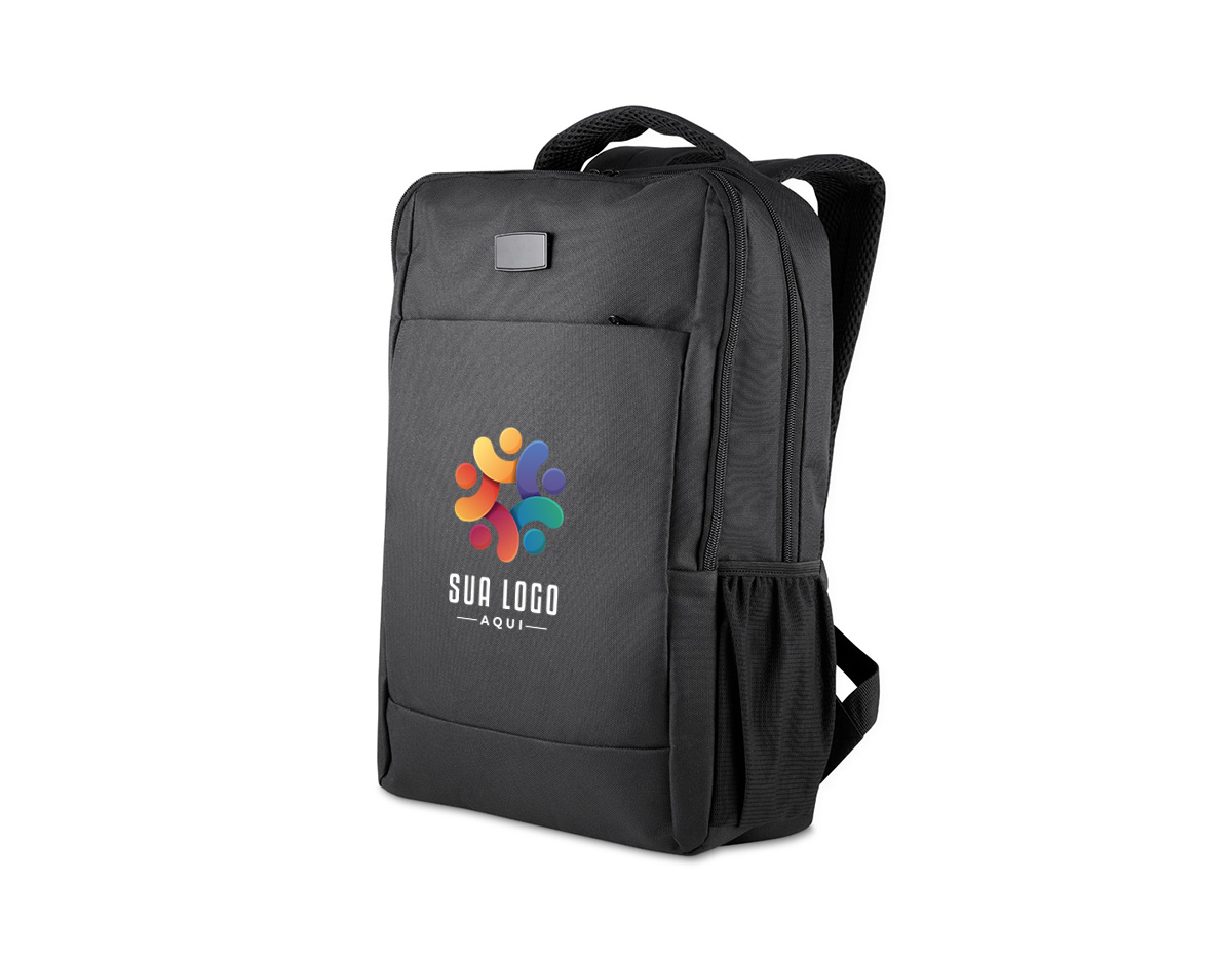 Mochila em poliéster 600D, com interior em poliéster 210D e capacidade de 13L, ideal para o dia a dia corporativo. Conta com plaquinha metálica imantada para personalização, bolso frontal com zíper, dois bolsos laterais e engate para mala de viagem. Possui dois compartimentos com divisórias internas e espaço acolchoado para notebook de até 15,6”, unindo praticidade, organização e elegância como brinde corporativo.
