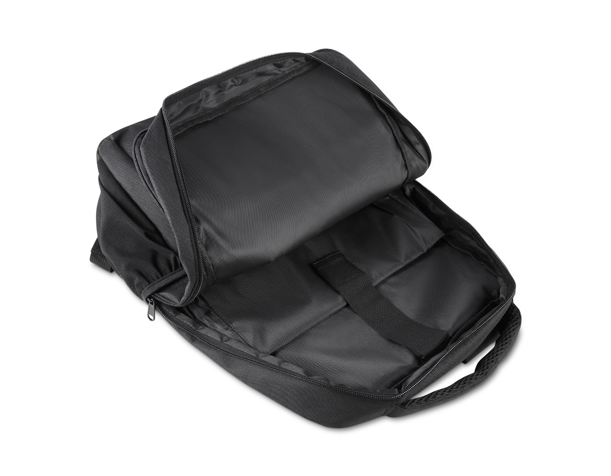 Mochila em poliéster 600D, com interior em poliéster 210D e capacidade de 13L, ideal para o dia a dia corporativo. Conta com plaquinha metálica imantada para personalização, bolso frontal com zíper, dois bolsos laterais e engate para mala de viagem. Possui dois compartimentos com divisórias internas e espaço acolchoado para notebook de até 15,6”, unindo praticidade, organização e elegância como brinde corporativo.