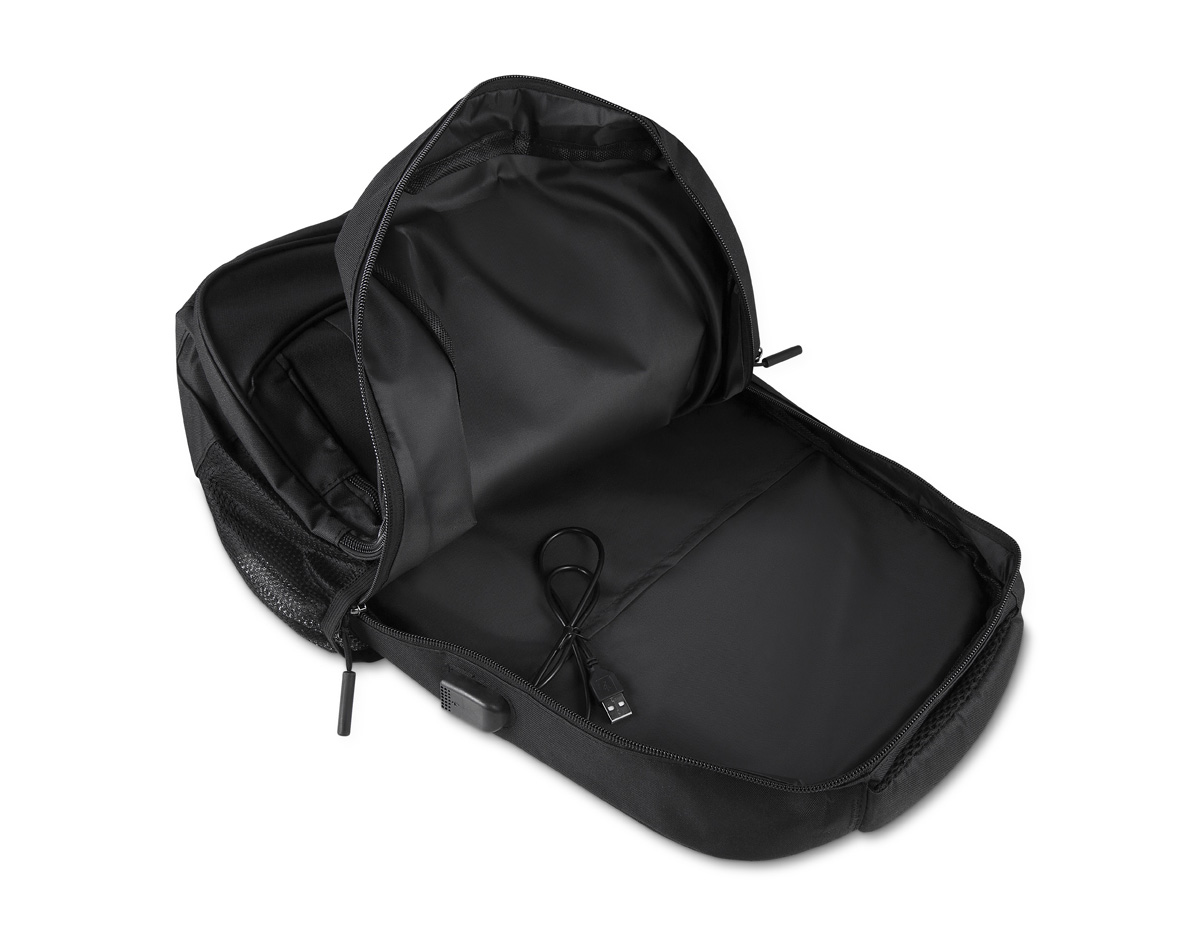 Mochila em poliéster 600D, com interior em poliéster 210D e capacidade de 13L, ideal para o dia a dia corporativo. Conta com plaquinha metálica imantada para personalização, bolso frontal com zíper, dois bolsos laterais e engate para mala de viagem. Possui dois compartimentos com divisórias internas e espaço acolchoado para notebook de até 15,6”, unindo praticidade, organização e elegância como brinde corporativo.