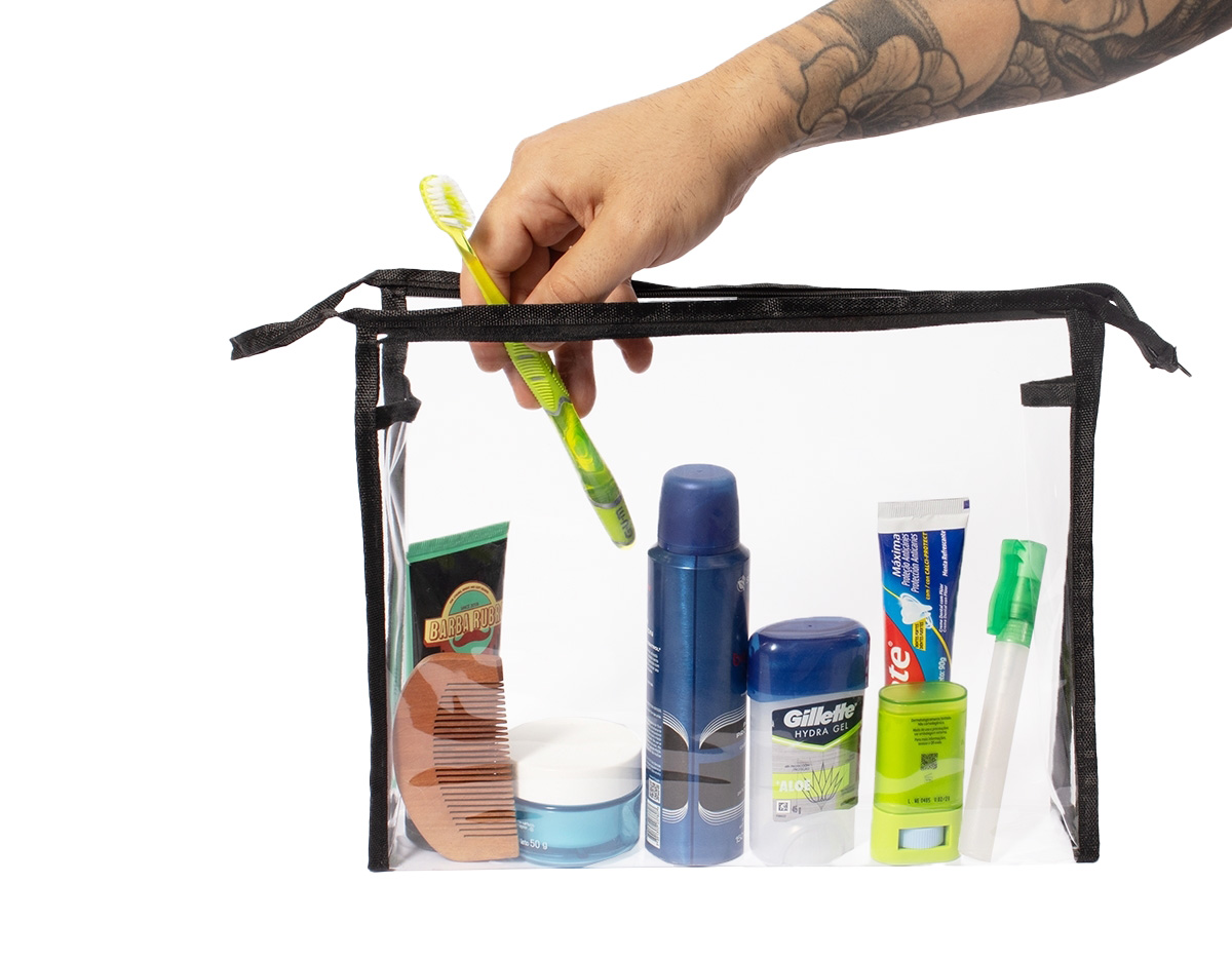 Nécessaire confeccionada em PVC transparente, ideal para organização prática e visualização rápida do conteúdo. Possui fechamento em zíper que garante segurança no armazenamento, além de detalhes em nylon que reforçam a estrutura e agregam melhor acabamento. Conta com pequena alça lateral, facilitando o transporte e o manuseio no dia a dia. Versátil, adapta-se a diferentes usos, como itens de higiene, maquiagem ou acessórios. Um brinde corporativo funcional e de ampla aceitação, que une praticidade, leveza e boa exposição de marca em diferentes contextos.