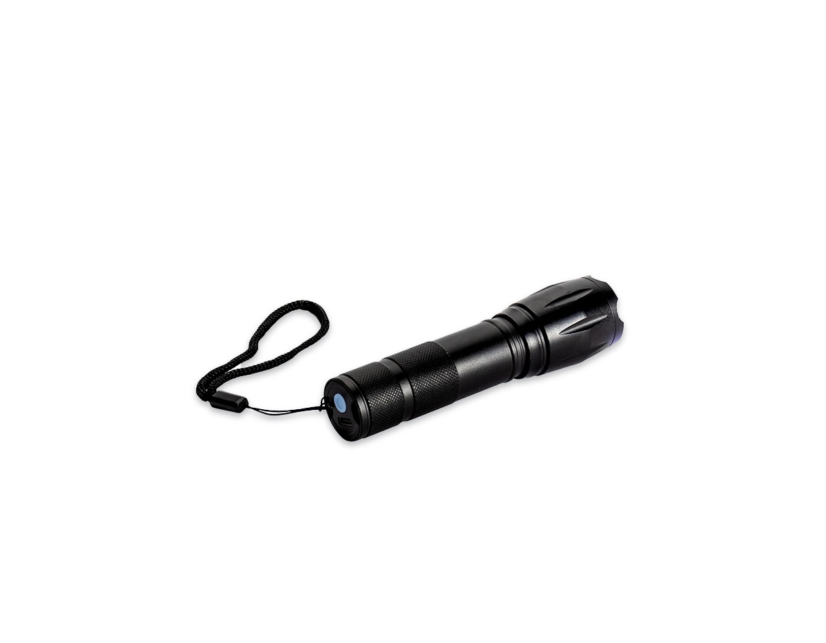 Lanterna LED recarregável com estrutura metálica resistente, ideal para uso diário ou emergências. Possui ajuste de zoom, três níveis de intensidade de luz e botão liga/desliga de fácil acionamento. Conta com entrada USB-C para recarga e acompanha cordão de nylon e cabo USB-C, sendo um brinde corporativo funcional e de alto valor agregado.