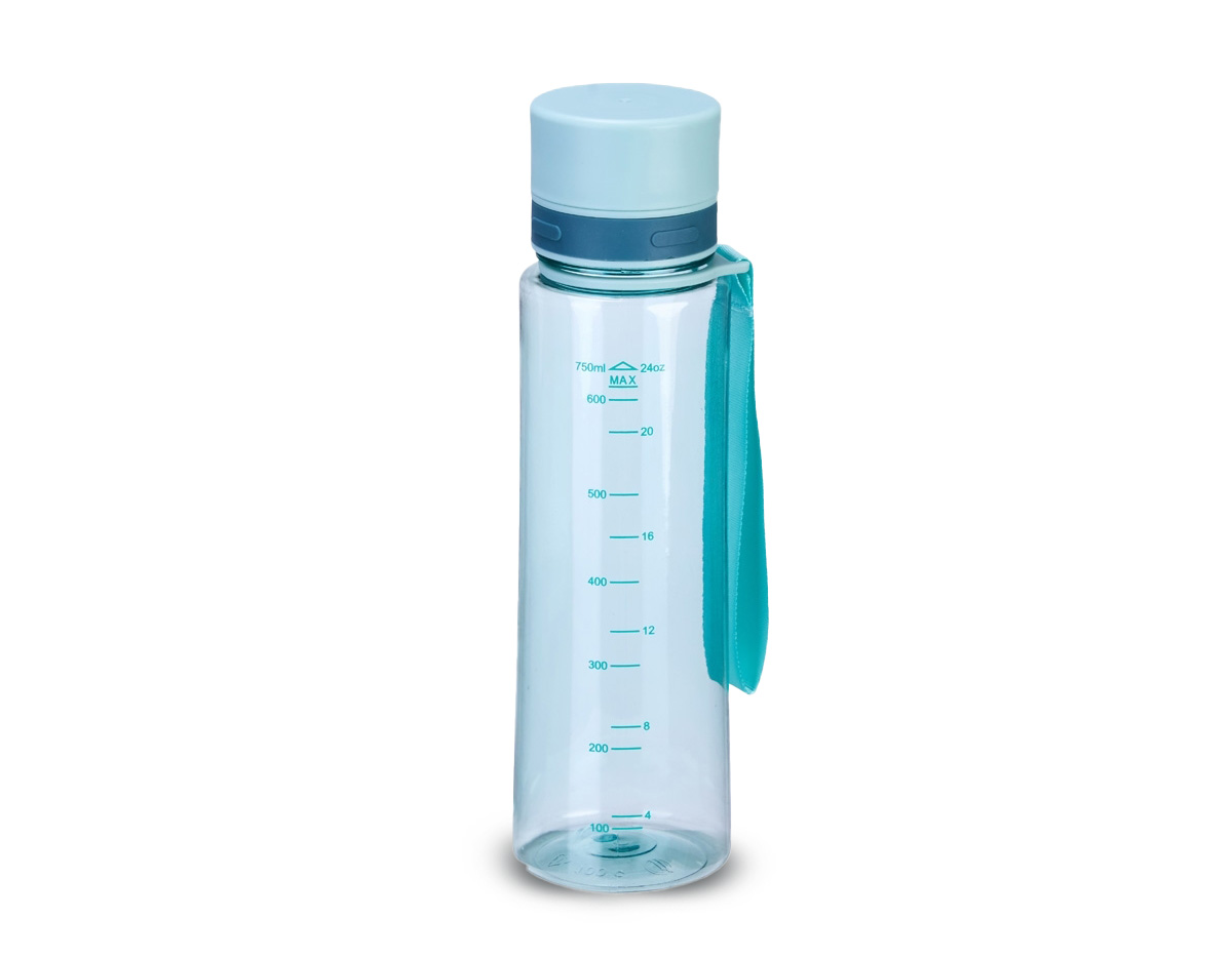 Garrafa plástica com capacidade máxima de 780ml e marcação de volume. Possui tampa rosqueável com protetor para o bocal, revestimento emborracado e alça em nylon para transporte.