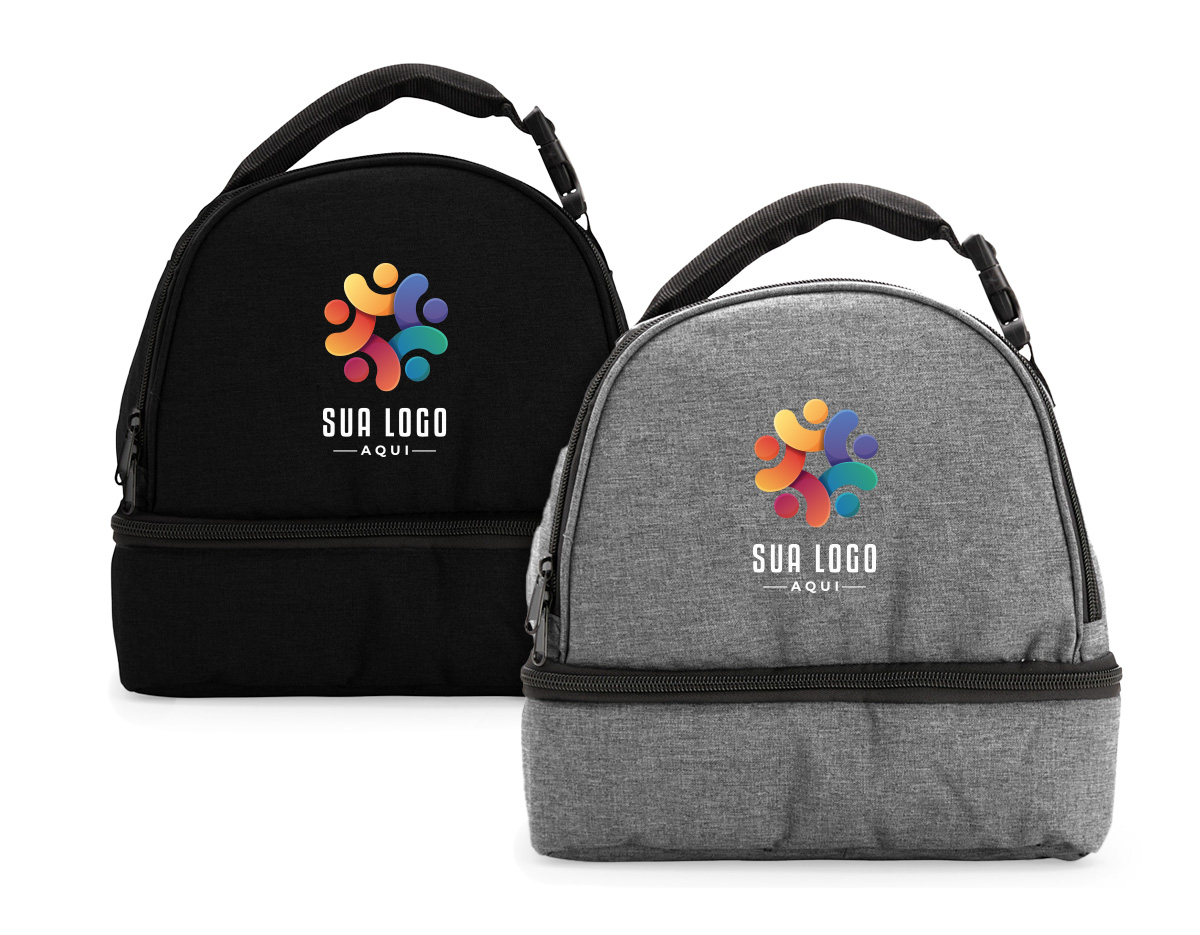 Bolsa térmica dupla confeccionada em poliéster 300D resistente à água, pensada para quem valoriza organização e praticidade. Sua capacidade total é de 8 litros, distribuídos em dois compartimentos independentes com revestimento interno em PEVA: o compartimento superior comporta até 5 litros, enquanto o inferior comporta até 3 litros, permitindo separar alimentos e bebidas com eficiência térmica. Conta com alça superior com engate em plástico, que facilita o transporte no dia a dia. Um brinde corporativo funcional, moderno e alinhado a rotinas ativas.
