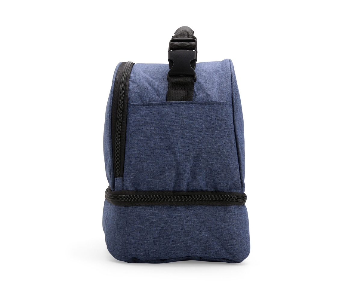 Bolsa térmica dupla confeccionada em poliéster 300D resistente à água, pensada para quem valoriza organização e praticidade. Sua capacidade total é de 8 litros, distribuídos em dois compartimentos independentes com revestimento interno em PEVA: o compartimento superior comporta até 5 litros, enquanto o inferior comporta até 3 litros, permitindo separar alimentos e bebidas com eficiência térmica. Conta com alça superior com engate em plástico, que facilita o transporte no dia a dia. Um brinde corporativo funcional, moderno e alinhado a rotinas ativas.