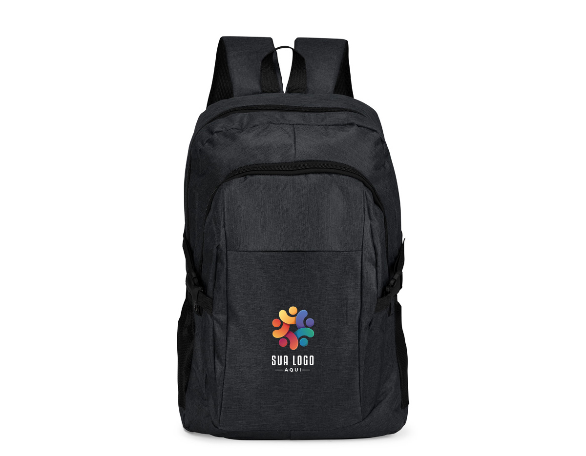 Mochila confeccionada em Oxford 300D resistente à água com capacidade máxima de 14 litros. Possui compartimento principal com divisória para organização de objetos internos e outro, localizado na parte frontal, com três bolsos internos em diferentes tamanhos. Conta ainda com bolsos laterais em tela de malha com elástico, um par de fivelas compressoras, alça superior em nylon e alças para as costas com revestimento externo em tecido respirável.