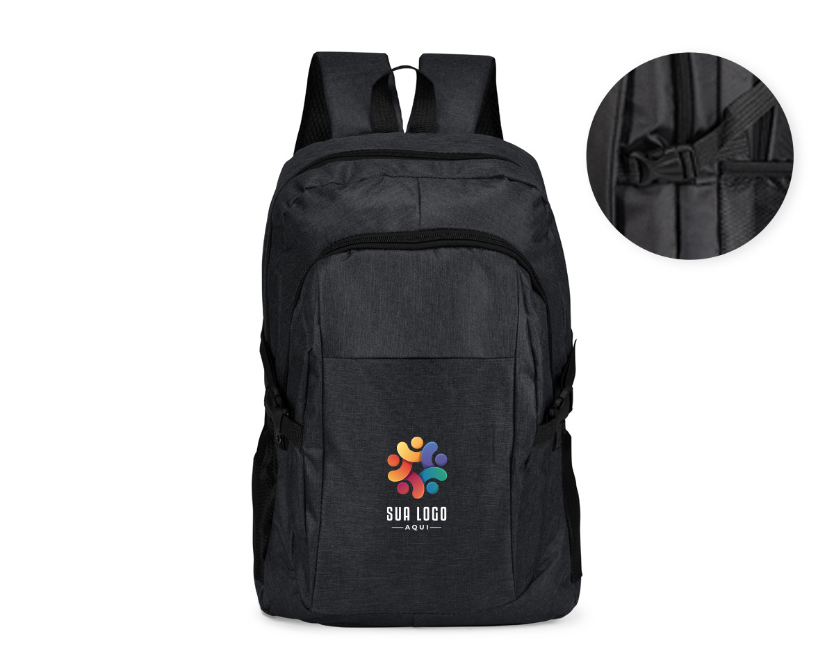 Mochila confeccionada em Oxford 300D resistente à água com capacidade máxima de 14 litros. Possui compartimento principal com divisória para organização de objetos internos e outro, localizado na parte frontal, com três bolsos internos em diferentes tamanhos. Conta ainda com bolsos laterais em tela de malha com elástico, um par de fivelas compressoras, alça superior em nylon e alças para as costas com revestimento externo em tecido respirável.
