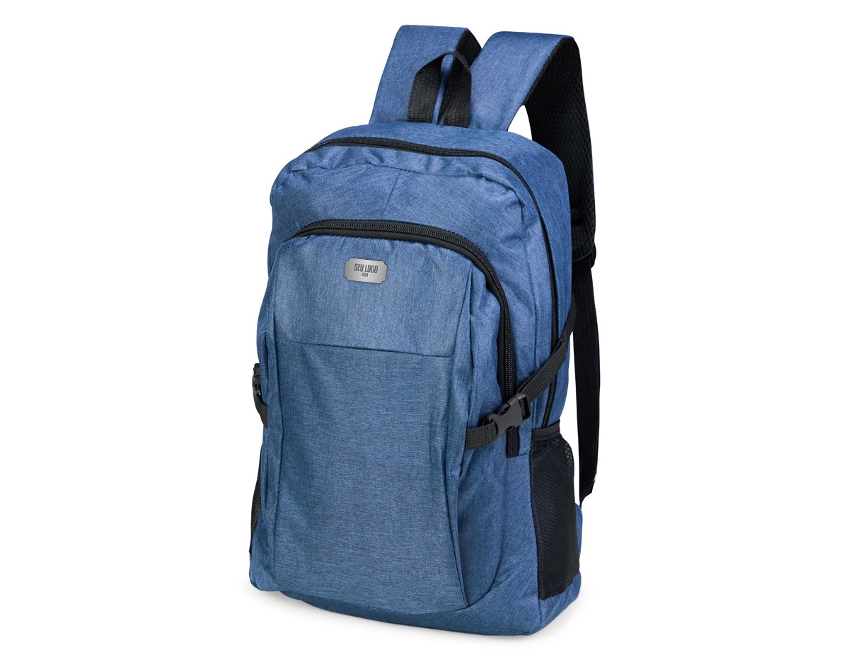 Mochila confeccionada em Oxford 300D resistente à água com capacidade máxima de 14 litros. Possui compartimento principal com divisória para organização de objetos internos e outro, localizado na parte frontal, com três bolsos internos em diferentes tamanhos. Conta ainda com bolsos laterais em tela de malha com elástico, um par de fivelas compressoras, alça superior em nylon e alças para as costas com revestimento externo em tecido respirável.