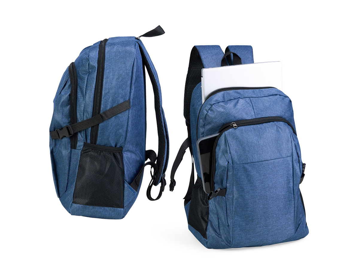 Mochila confeccionada em Oxford 300D resistente à água com capacidade máxima de 14 litros. Possui compartimento principal com divisória para organização de objetos internos e outro, localizado na parte frontal, com três bolsos internos em diferentes tamanhos. Conta ainda com bolsos laterais em tela de malha com elástico, um par de fivelas compressoras, alça superior em nylon e alças para as costas com revestimento externo em tecido respirável.