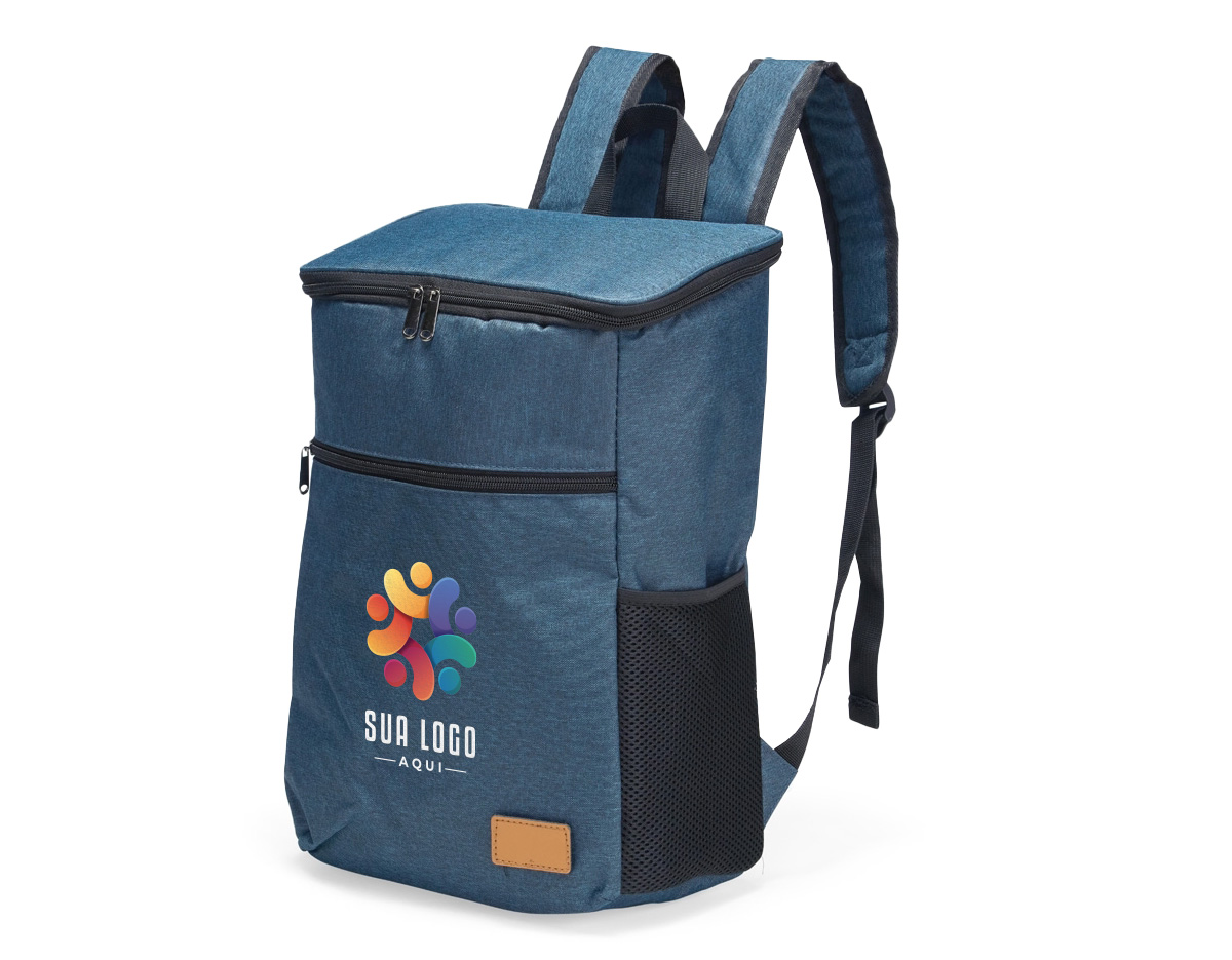 Mochila térmica confeccionada em poliéster catiônico 300D resistente à água e capacidade máxima para até 18 litros. Possui revestimento térmico em PEVA atóxico no compartimento principal, além de um bolso frontal com fechamento em zíper, dois bolsos laterais em espuma com elástico, duas alças para as costas e uma alça de mão em nylon. Acompanha plaquinha em couro sintético fixada com velcro.