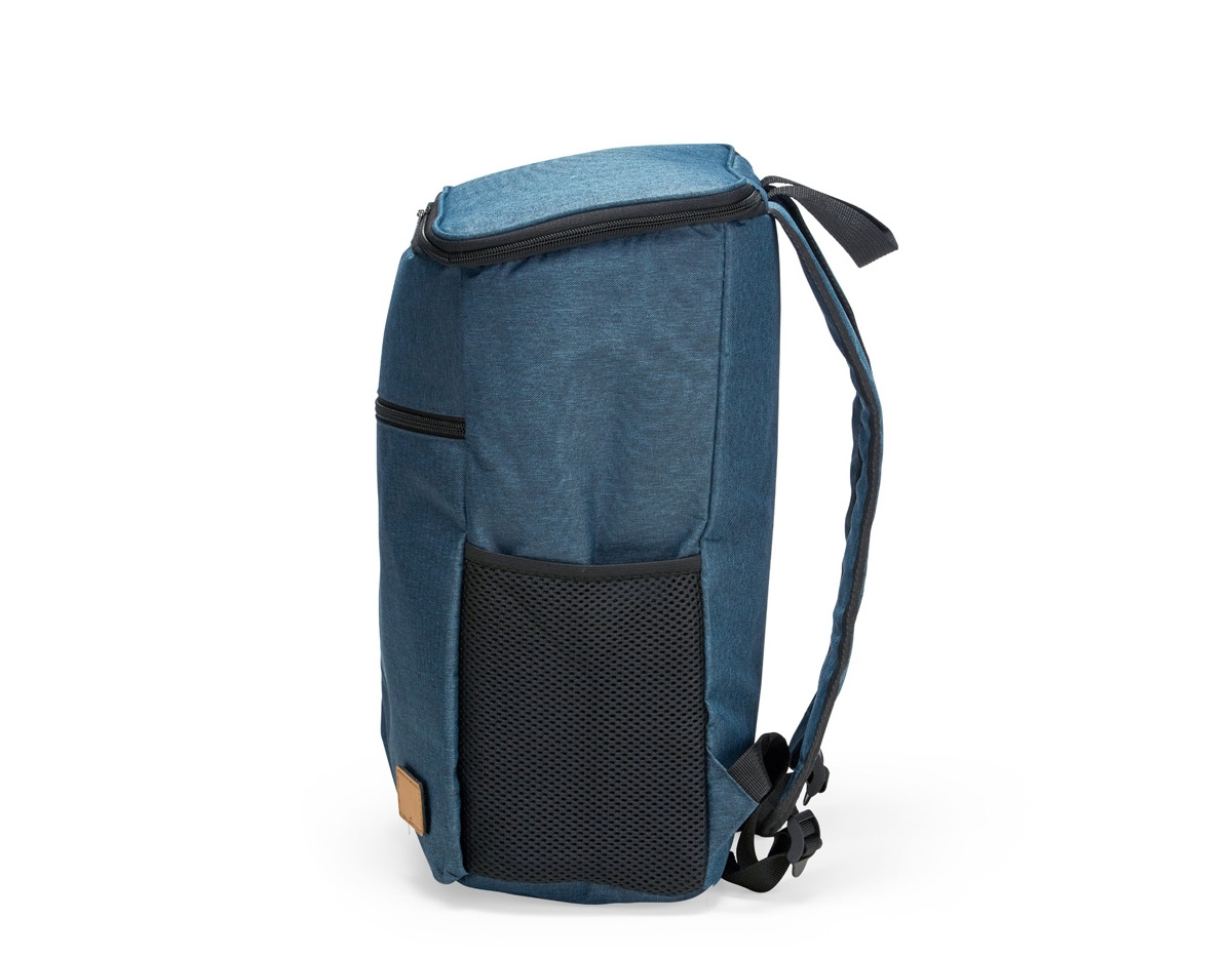 Mochila térmica confeccionada em poliéster catiônico 300D resistente à água e capacidade máxima para até 18 litros. Possui revestimento térmico em PEVA atóxico no compartimento principal, além de um bolso frontal com fechamento em zíper, dois bolsos laterais em espuma com elástico, duas alças para as costas e uma alça de mão em nylon. Acompanha plaquinha em couro sintético fixada com velcro.