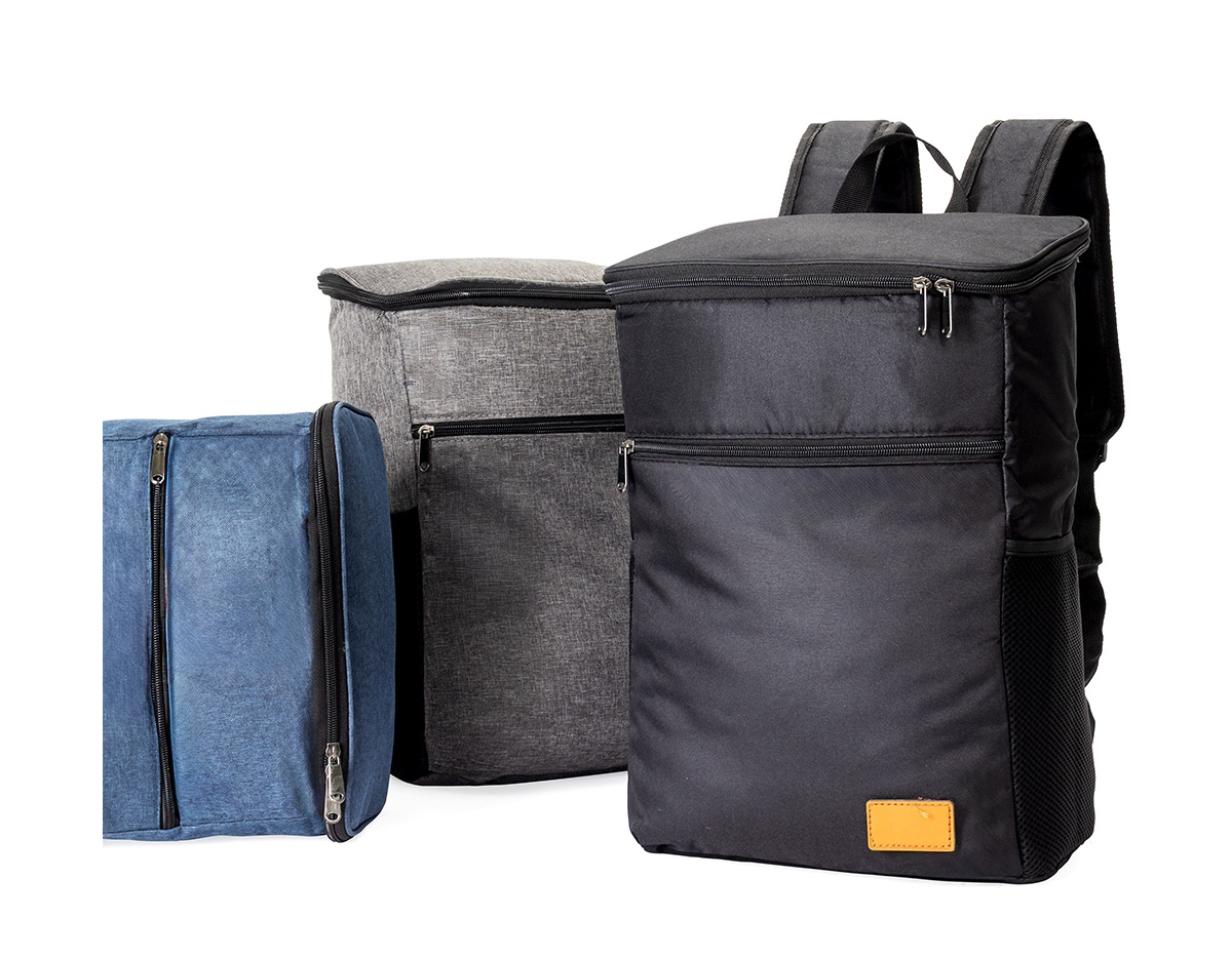 Mochila térmica confeccionada em poliéster catiônico 300D resistente à água e capacidade máxima para até 18 litros. Possui revestimento térmico em PEVA atóxico no compartimento principal, além de um bolso frontal com fechamento em zíper, dois bolsos laterais em espuma com elástico, duas alças para as costas e uma alça de mão em nylon. Acompanha plaquinha em couro sintético fixada com velcro.