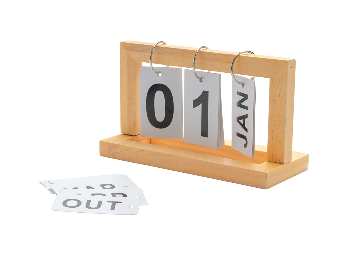 Calendário permanente de mesa com estrutura em madeira e fichas de papel cartão presas por argolas de ferro, que permitem organizar os dias em números e os meses em versões abreviadas. Acompanha chave Phillips pequena e dois parafusos para montagem.