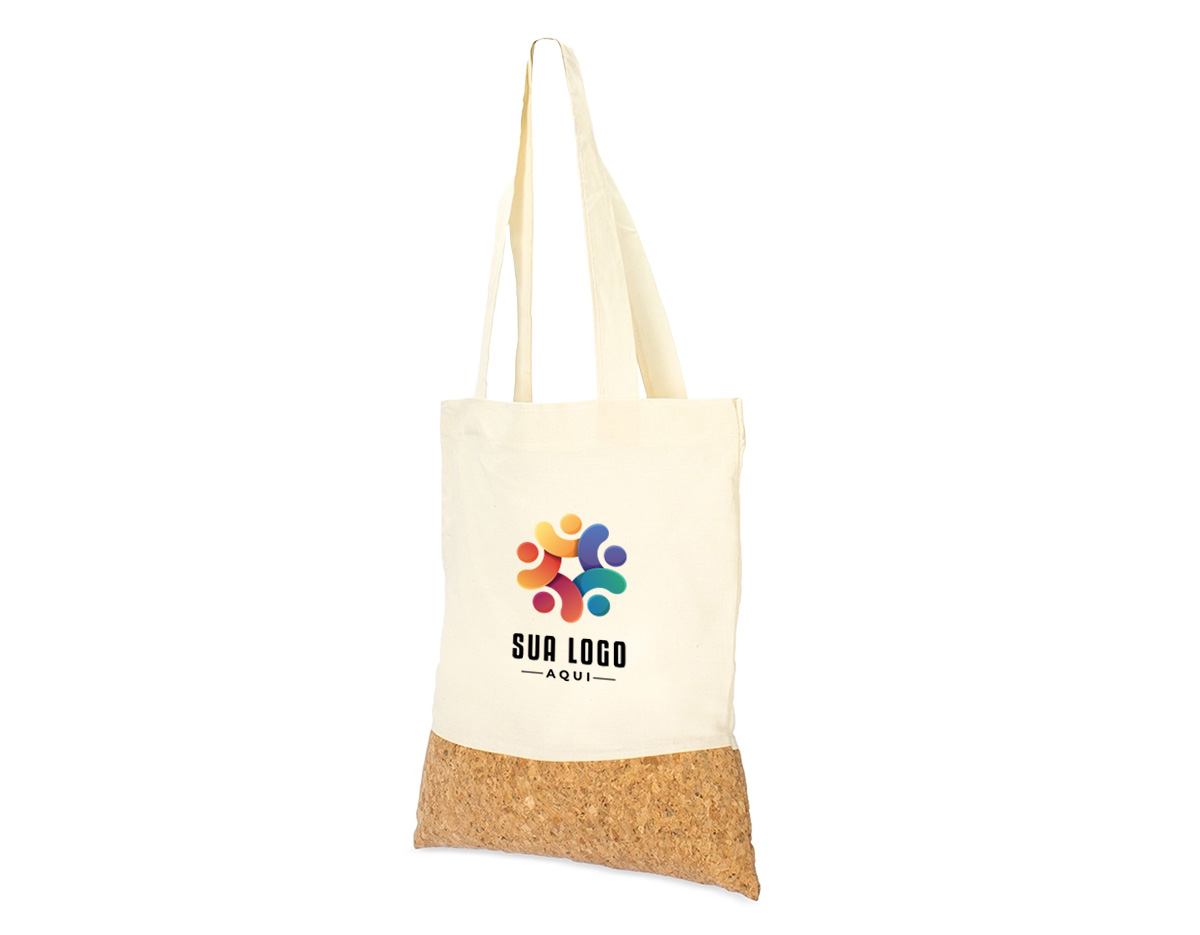 Sacola confeccionada em algodão resistente, com alças costuradas na parte interna para melhor acabamento e segurança. Possui fundo em cortiça sintética, que agrega reforço e diferencial ao design. Brinde ecológico, durável e ideal para ações promocionais sustentáveis.