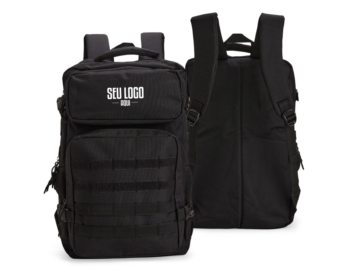 Mochila em Oxford 600D impermeável, fechamento em zíper com fechamento em zíper e puxadores em cordão de nylon, e capacidade de 24 litros. Possui divisória interna para notebooks de até 15,6 polegadas. Conta com dois compartimentos frontais de tamanhos diferentes, sendo um com tiras em velcro para fixação de patches e costura compatível com o encaixe de bolsos modulares, além de dois bolsos laterais em tela de nylon com elástico e cintas compressoras laterais. Dispõe ainda de alça superior e duas alças acolchoadas para as costas. Acompanha plaquinha metálica personalizável.