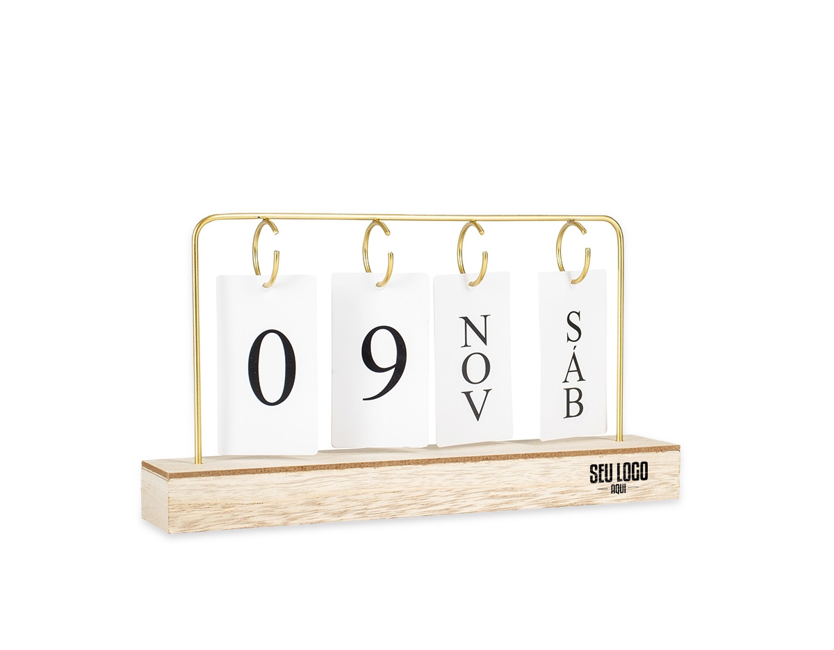 Calendário permanente de mesa com base feita em MDF e moldura de ferro. Conta com fichas em papel cartão que permitem montar a data, trazendo o dia em números e o mês e os dias da semana em versões abreviadas.