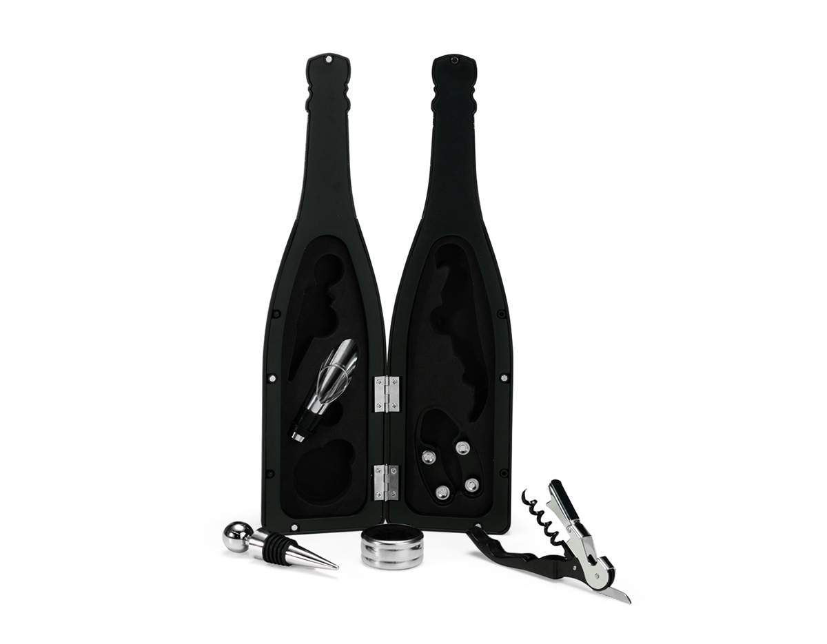 Kit vinho com cinco peças dispostas em um estojo no formato de garrafa, fechamento imantado e interior com berço em espuma. O conjunto contém: tampa de bico, bico condutor com tampa, saca-rolhas metálico três em um com lâmina de corte e abridor de garrafa, um wine collar e cortador de lacre.