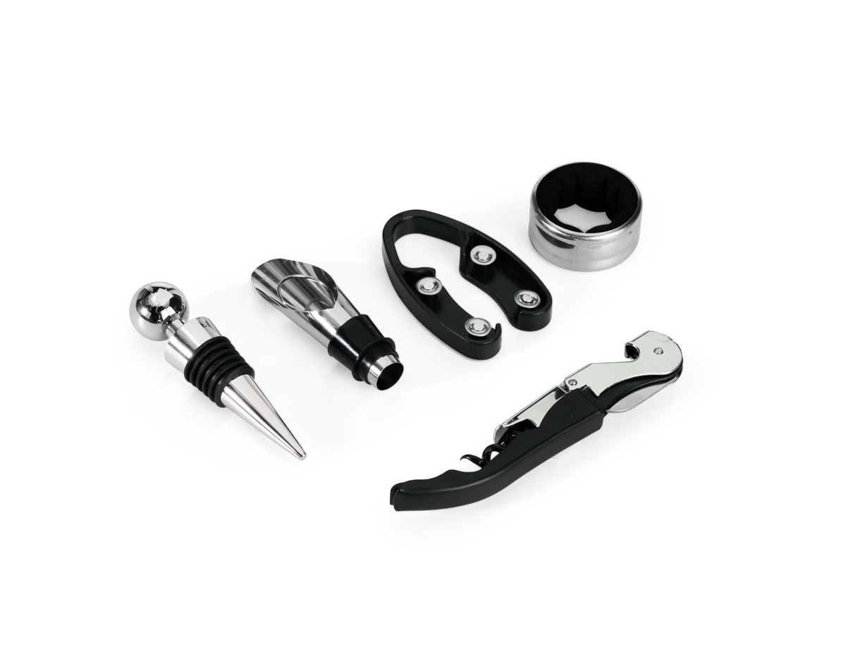 Kit vinho com cinco peças dispostas em um estojo no formato de garrafa, fechamento imantado e interior com berço em espuma. O conjunto contém: tampa de bico, bico condutor com tampa, saca-rolhas metálico três em um com lâmina de corte e abridor de garrafa, um wine collar e cortador de lacre.