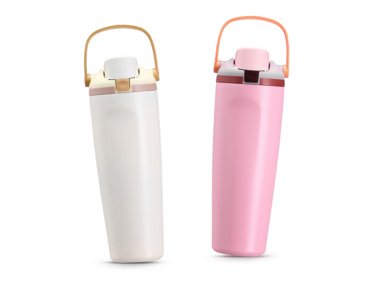 Garrafa térmica em inox com capacidade para até 850ml. Conta com estrutura de parede dupla e vedação a vácuo, ajudando a conservar a temperatura dos líquidos por mais tempo. Possui tampa rosqueável em plástico com protetor para o bocal, botão de acionamento, trava de segurança e alça de mão para transporte. Acompanha canudo para encaixe interno na tampa.