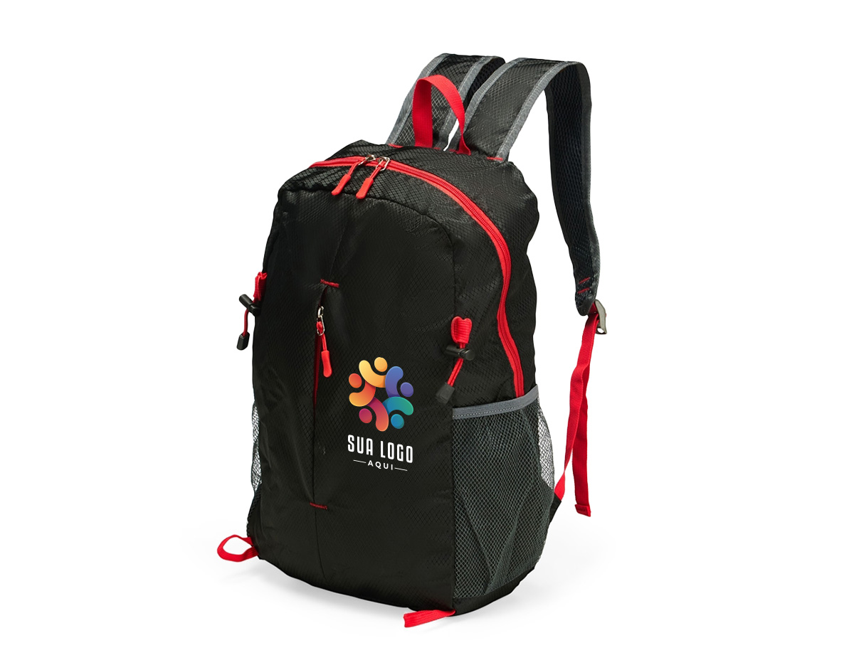 Mochila dobrável confeccionada em poliéster impermeável e detalhes em plástico, com fechamento em zíper e capacidade máxima de 16 litros. Possui compartimento interno com divisória para notebooks de até 15,6 polegadas. Conta com bolso frontal com zíper, dois bolsos laterais em tela com elástico, alça superior em nylon e duas alças traseiras com tecido telado interno. Acompanha saco em nylon com regulagem, que facilita o transporte quando dobrada.