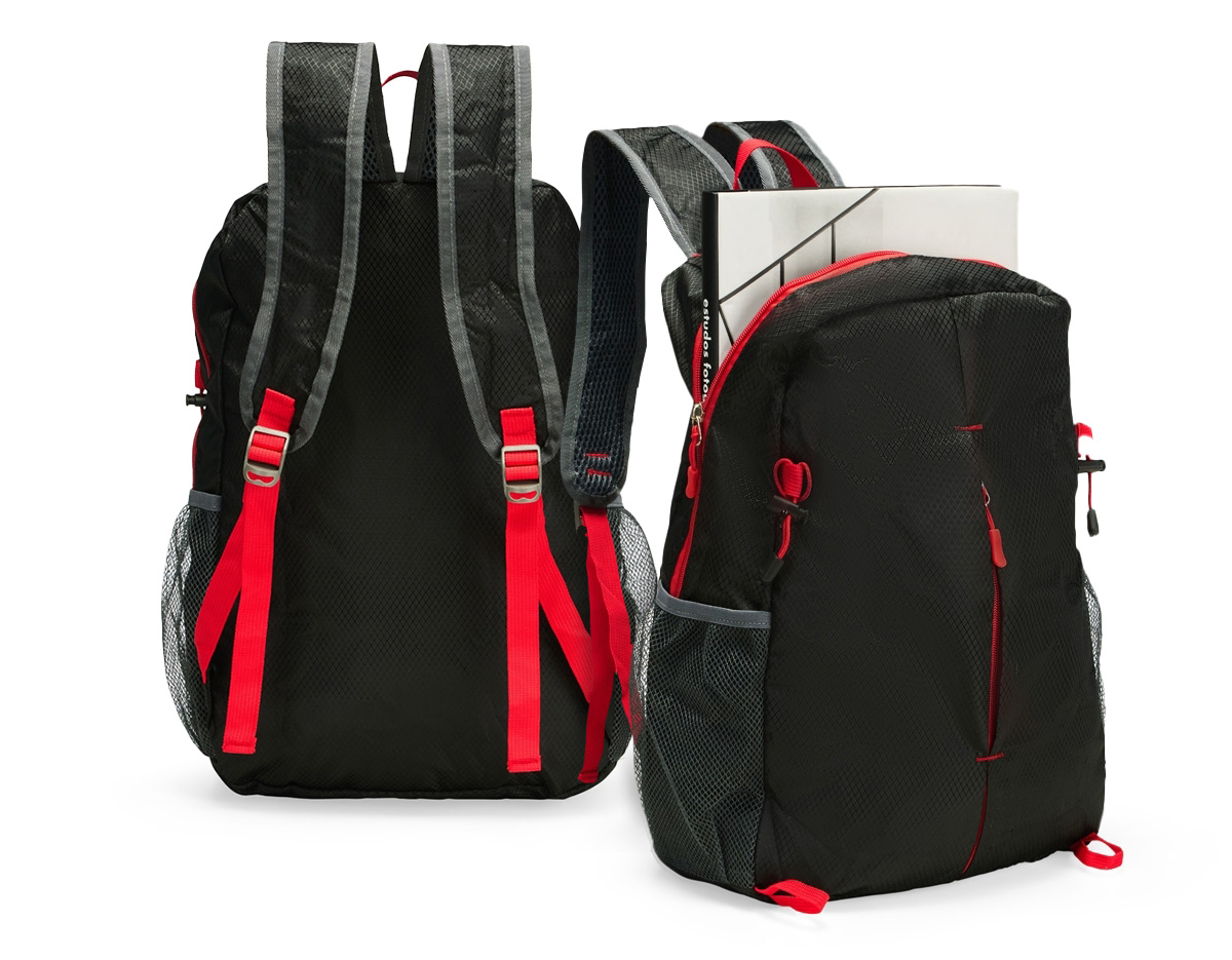 Mochila dobrável confeccionada em poliéster impermeável e detalhes em plástico, com fechamento em zíper e capacidade máxima de 16 litros. Possui compartimento interno com divisória para notebooks de até 15,6 polegadas. Conta com bolso frontal com zíper, dois bolsos laterais em tela com elástico, alça superior em nylon e duas alças traseiras com tecido telado interno. Acompanha saco em nylon com regulagem, que facilita o transporte quando dobrada.