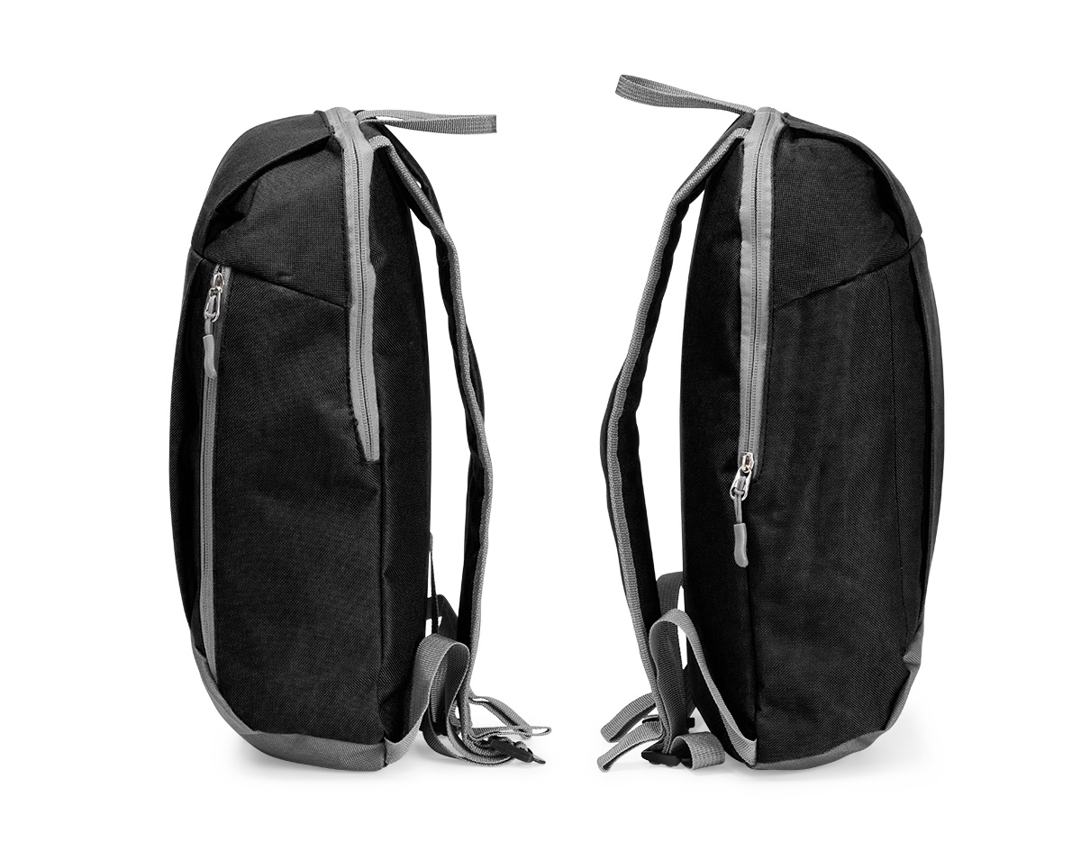 Mochila feita em poliéster impermeável com fechamento em zíper e capacidade para até 9 litros. Possui compartimento interno, um bolso frontal com fechamento em zíper, alça superior em nylon e dois pares de alças traseiras ajustáveis para as costas.