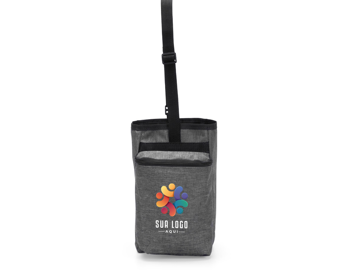 Bolsa confeccionada em poliéster mesclado com PVC, resistente à água e sem fechamento principal. Possui dois compartimentos externos: um bolso em tela de nylon e outro com fechamento em zíper. Dispõe ainda de alça transversal ajustável.