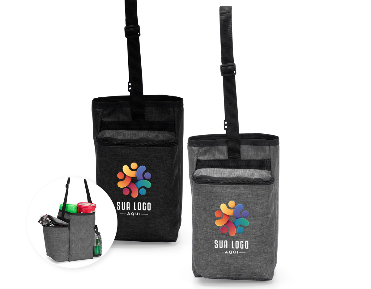 Bolsa confeccionada em poliéster mesclado com PVC, resistente à água e sem fechamento principal. Possui dois compartimentos externos: um bolso em tela de nylon e outro com fechamento em zíper. Dispõe ainda de alça transversal ajustável.