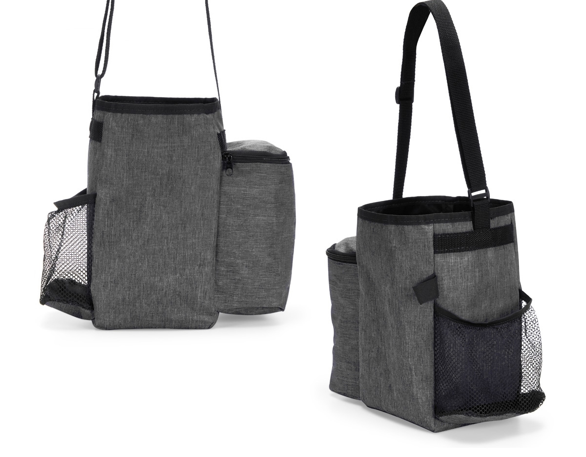 Bolsa confeccionada em poliéster mesclado com PVC, resistente à água e sem fechamento principal. Possui dois compartimentos externos: um bolso em tela de nylon e outro com fechamento em zíper. Dispõe ainda de alça transversal ajustável.