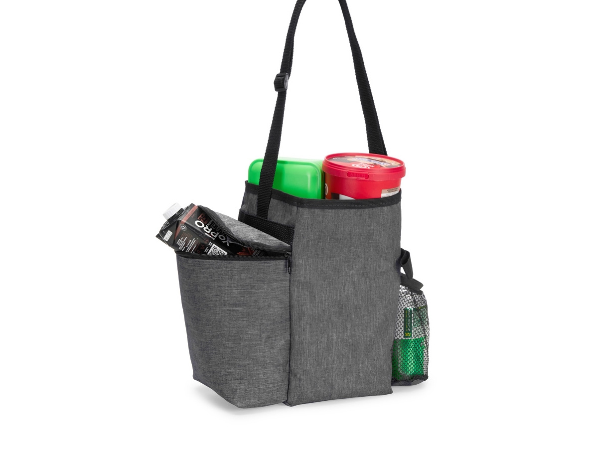 Bolsa confeccionada em poliéster mesclado com PVC, resistente à água e sem fechamento principal. Possui dois compartimentos externos: um bolso em tela de nylon e outro com fechamento em zíper. Dispõe ainda de alça transversal ajustável.